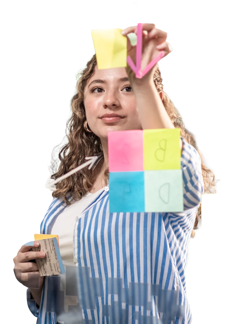 Estudiante organizando ideas en notas